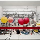 "Chemistry Fume Cabinet" – Labore der Wissenschaft gehören zu Thomas Struths Steckenpferden: Was sich normalerweise im Verborgenen abspielt, holt der Fotograf in die Öffentlichkeit. Bilder von Apparaturen, die nur Forschern vertraut sind, deren Aufgabe sich dem Laien auch nicht unbedingt erschließt, finden den Weg ins Museum. Und plötzlich meint man auch in einem Motiv wie diesem, eine Verbindung zur Malerei zu erkennen. Das Bild des Schaltschranks machte Struth 2010 an der University of Edinburgh.