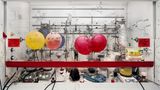 "Chemistry Fume Cabinet" – Labore der Wissenschaft gehören zu Thomas Struths Steckenpferden: Was sich normalerweise im Verborgenen abspielt, holt der Fotograf in die Öffentlichkeit. Bilder von Apparaturen, die nur Forschern vertraut sind, deren Aufgabe sich dem Laien auch nicht unbedingt erschließt, finden den Weg ins Museum. Und plötzlich meint man auch in einem Motiv wie diesem, eine Verbindung zur Malerei zu erkennen. Das Bild des Schaltschranks machte Struth 2010 an der University of Edinburgh.
