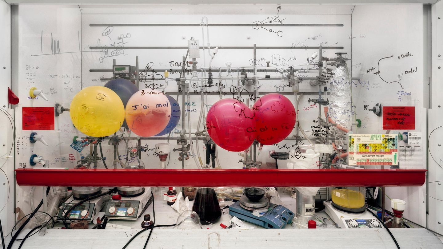Thomas Struth "Chemistry Fume Cabinet" – Labore der Wissenschaft gehören zu Thomas Struths Steckenpferden: Was sich normalerweise im Verborgenen abspielt, holt der Fotograf in die Öffentlichkeit. Bilder von Apparaturen, die nur Forschern vertraut sind, deren Aufgabe sich dem Laien auch nicht unbedingt erschließt, finden den Weg ins Museum. Und plötzlich meint man auch in einem Motiv wie diesem, eine Verbindung zur Malerei zu erkennen. Das Bild des Schaltschranks machte Struth 2010 an der University of Edinburgh.