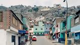 "Pasaje de 27 Setiembre" – Mit 44,7 mal 57,9 Zentimetern ist diese Aufnahme, die Struth 2003 in Lima, Peru, machte, nicht so großformatig wie viele seiner anderen Bilder abgezogen. Struth war in diesem Jahr zum ersten Mal in Peru und beschloss kurz nach seiner Ankunft in der Hauptstadt, Limas Straßen zu fotografieren – er fühlte sich von der "Fremdheit des Ambientes angesprochen", heißt es in dem Bildband "Thomas Struth, Fotografien 1978–2010". Das Bild gehört zu der Serie "Unbewusste Orte".