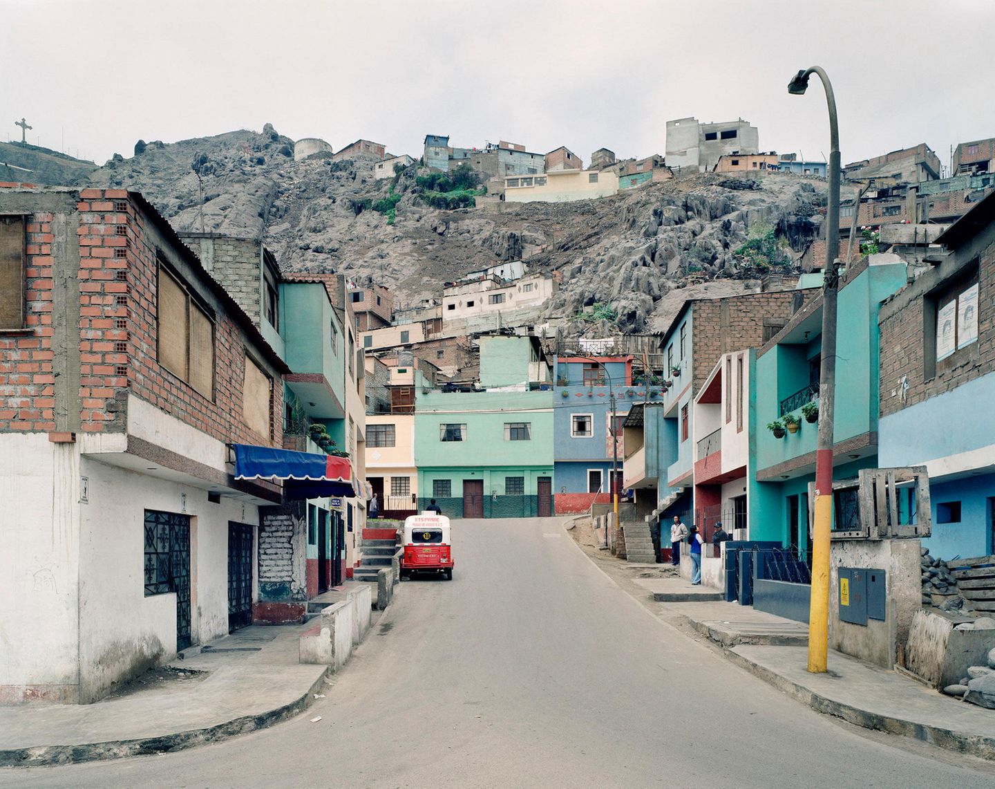 "Pasaje de 27 Setiembre" – Mit 44,7 mal 57,9 Zentimetern ist diese Aufnahme, die Struth 2003 in Lima, Peru, machte, nicht so großformatig wie viele seiner anderen Bilder abgezogen. Struth war in diesem Jahr zum ersten Mal in Peru und beschloss kurz nach seiner Ankunft in der Hauptstadt, Limas Straßen zu fotografieren – er fühlte sich von der "Fremdheit des Ambientes angesprochen", heißt es in dem Bildband "Thomas Struth, Fotografien 1978–2010". Das Bild gehört zu der Serie "Unbewusste Orte".