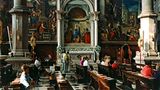 Menschen sitzen in der Kirche