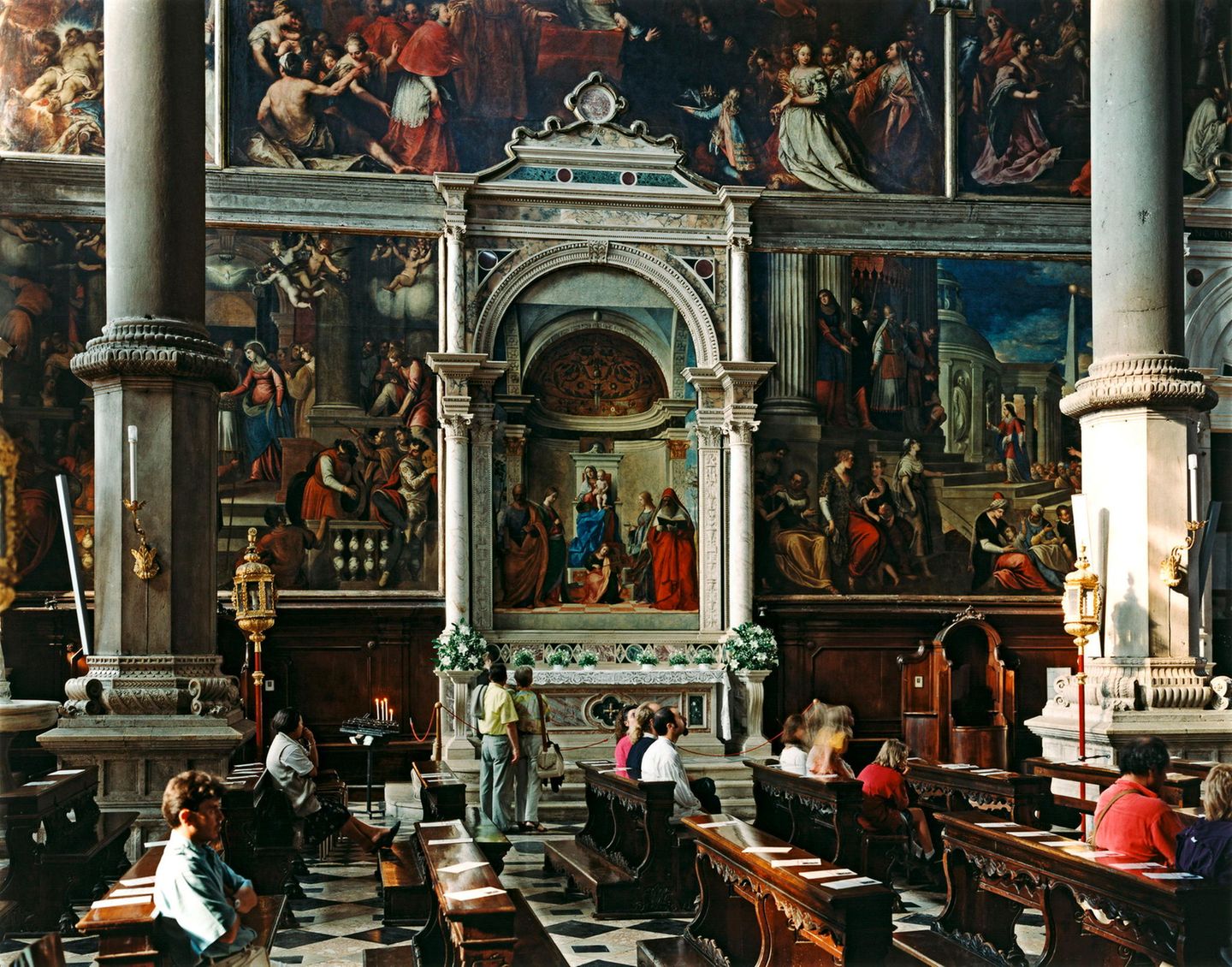 Menschen sitzen in der Kirche