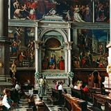 Menschen sitzen in der Kirche