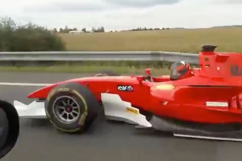 Formel 2 Auto fährt auf Autobahn in Tschechien