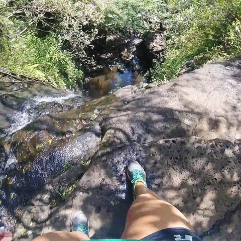 Wandertour auf Hawaii: Profi-Sportlerin stürzt 15 Meter tiefen Wasserfall hinab und überlebt wie durch ein Wunder