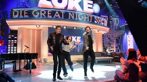 Bei der Greatnight Show tanzen Luke Mockridge, Nora Tschirner und David Hasselhoff auf der Bühne
