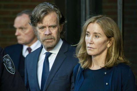 Felicity Huffman und ihr Mann, William H. Macy, verlassen nach der Urteilsverkündung das Gerichtsgebäude