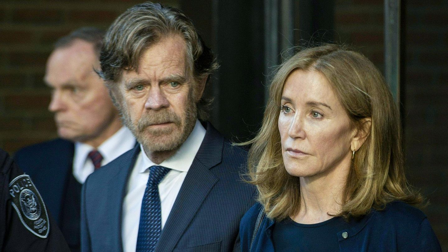 Felicity Huffman und ihr Mann, William H. Macy, verlassen nach der Urteilsverkündung das Gerichtsgebäude