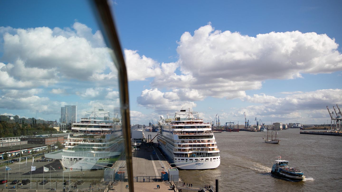 Hafenfest: Zwölf Schiffe von acht Reedereien legten im Rahmen der Cruise Days in Hamburg an. Hier liegt die "Aida Sol" am Kreuzfahrtterminal in Altona.