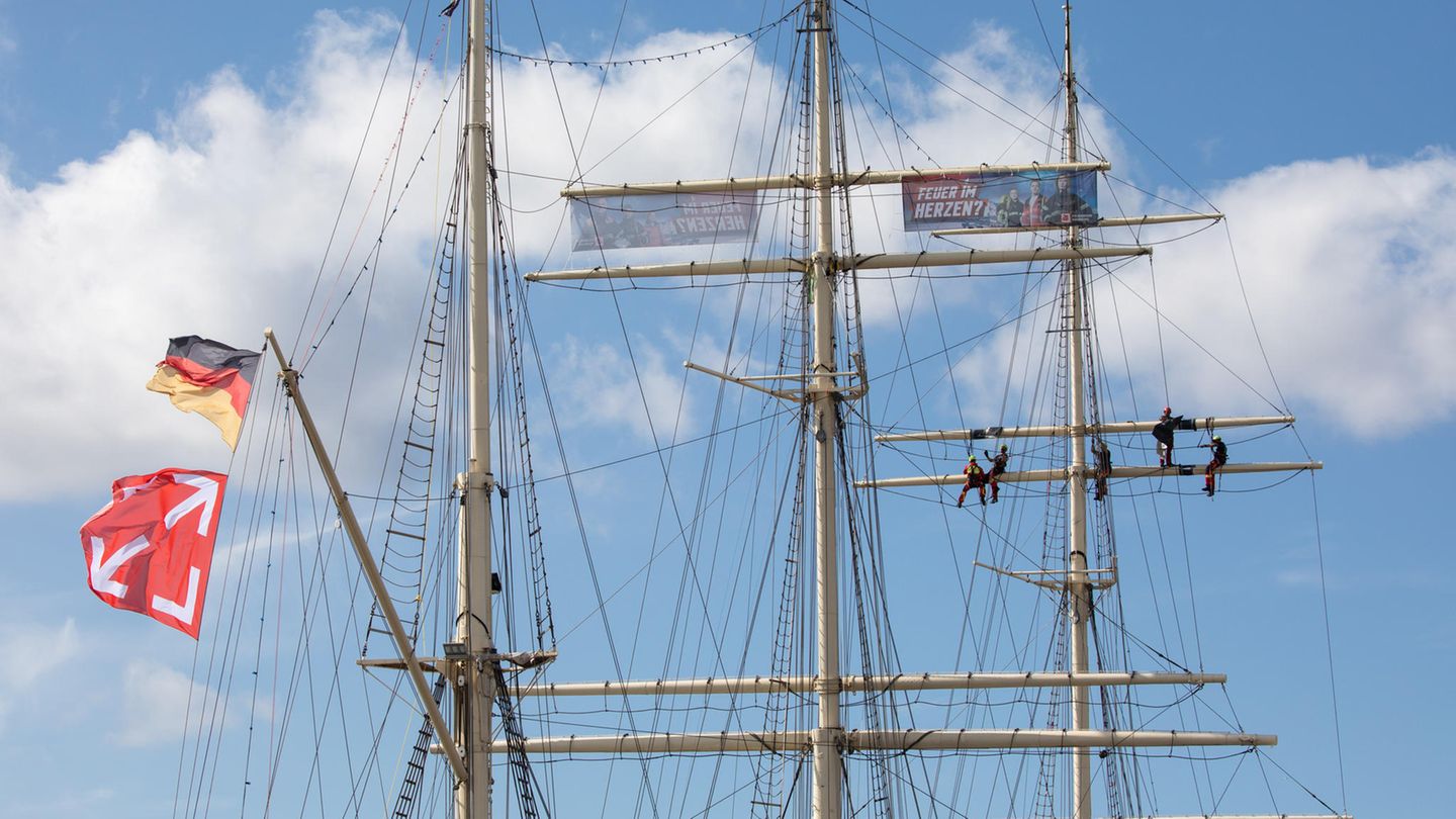 Hafenfest: Auch Abseits der Kreuzfahrtriesen wurde dem Publikum viel geboten. So probten die Höhenretter der Feuerwehr in den Masten der "Rickmer Rickmers" einen Einsatz.