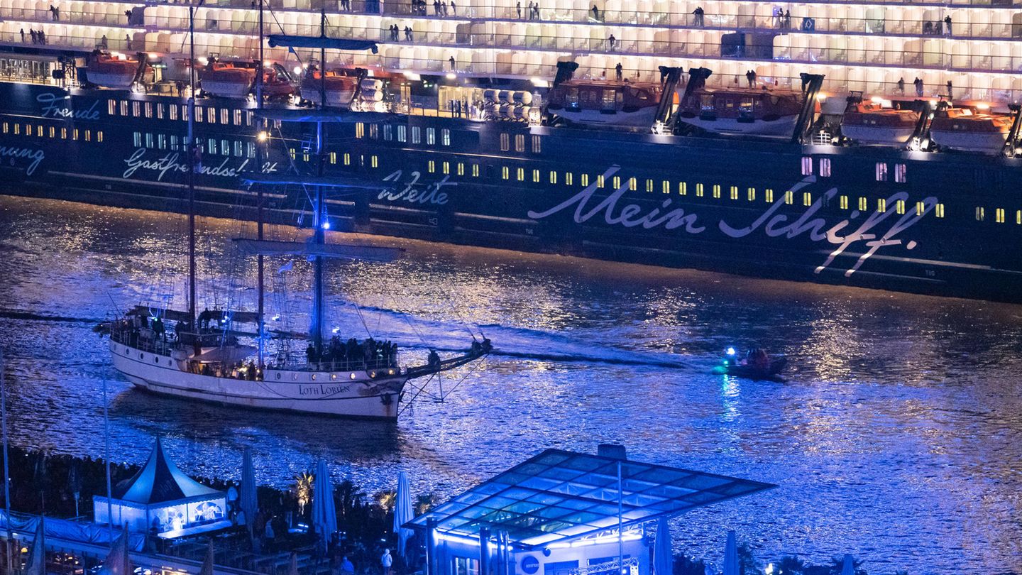 Hafenfest: Neben den Riesen begleiten auch zahlreiche kleinere Schiffe die Parade. Hier ist das Segelschiff "Loth Lorien" neben der großen "Mein Schiff 4" zu sehen.