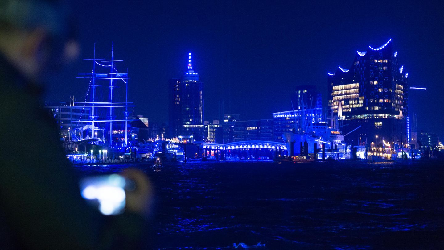 Hafenfest: Hamburg war auch abseits der Kreuzfahrtschiffe imposant beleuchtet: Der Künstler Michael Batz hatte mit seiner Lichtinstallation "Blue Port" die Gegend um die Elbphilharmonie und die Landungsbrücken blau erleuchten lassen.