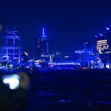 Hafenfest: Hamburg war auch abseits der Kreuzfahrtschiffe imposant beleuchtet: Der Künstler Michael Batz hatte mit seiner Lichtinstallation "Blue Port" die Gegend um die Elbphilharmonie und die Landungsbrücken blau erleuchten lassen.
