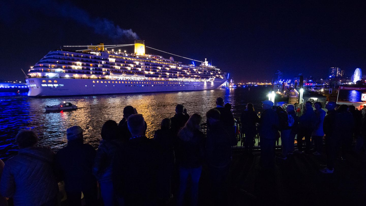 Hafenfest: Hunderttausende Besucher verfolgten das Schauspiel. Über die drei Tage der Cruise Days erwartete die Hansestadt 500.000 Besucher.