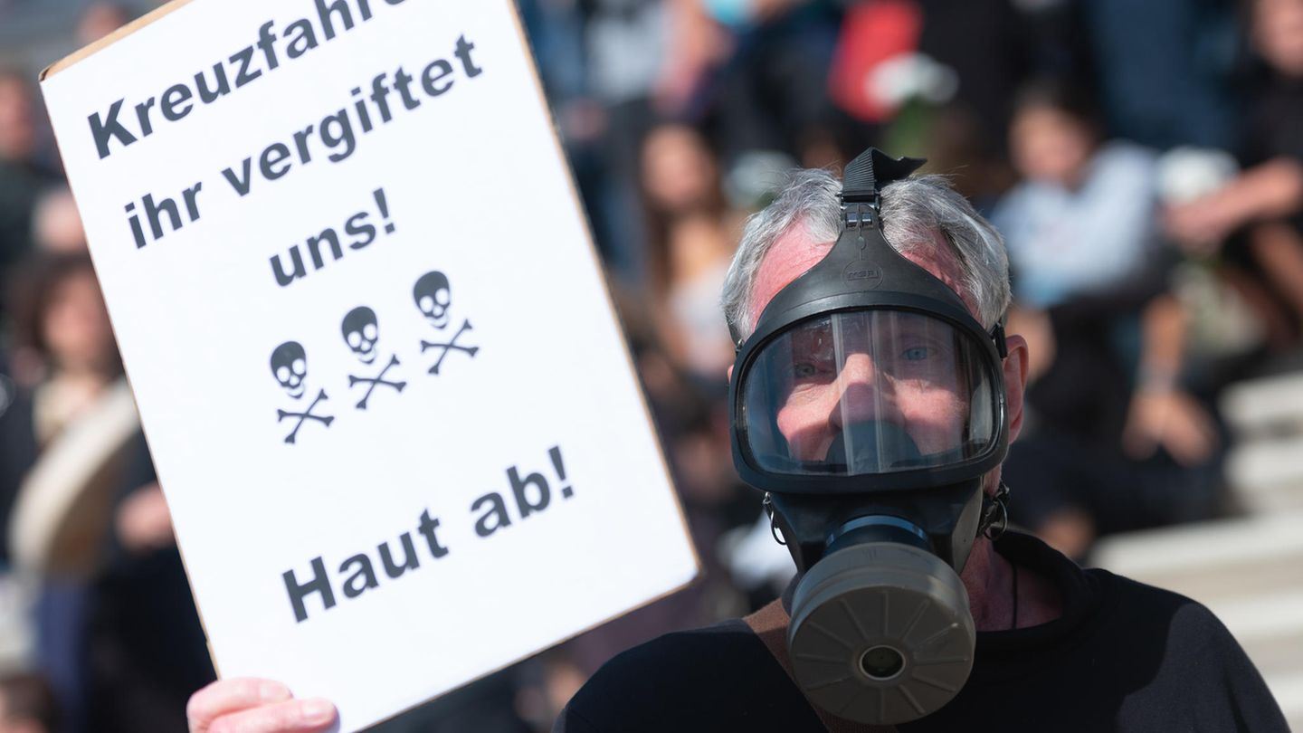 Neben viel Begeisterung gab es auch Kritik. Die Klimaaktivisten von Extinction Rebellion versuchten mit Sitzblockaden und Aufsehen erregenden Aktionen, auf die Umweltfolgen des Kreuzfahrt-Trends hinzuweisen.