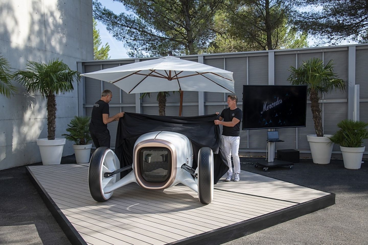 Der "Kühlergrill" ist ein linsenförmigen Black Panel 3-D-Display mit einem Rahmen aus Roségold