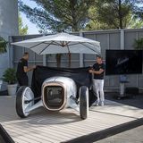 Der "Kühlergrill" ist ein linsenförmigen Black Panel 3-D-Display mit einem Rahmen aus Roségold