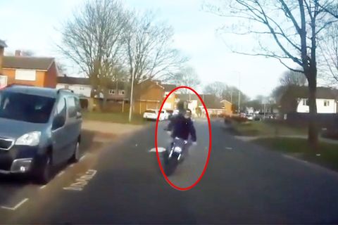 Auf der linken Bildhälfte fährt ein Motorradfahrer auf die Kamera zu, rechts fliegt ein Motorrad durch die Luft