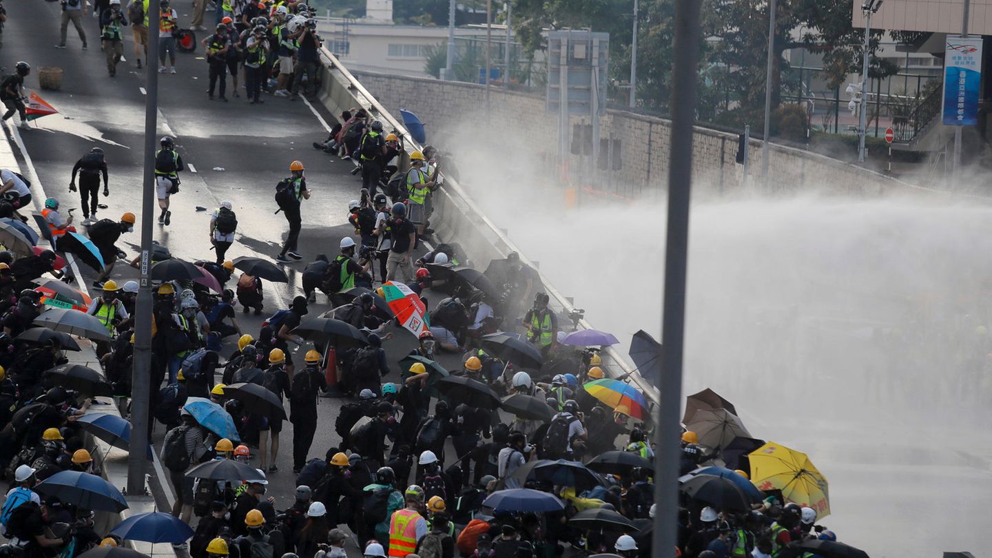 Proteste in Hongkong, Polizei setzt Wasserwerfer ein