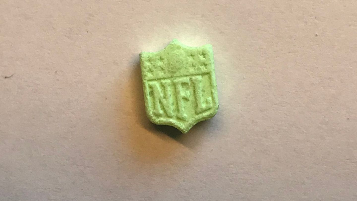 Diese grünen Tabletten wurden von der Polizei auf der Party beschlagnahmt. Nun wird geprüft, ob sie mit dem Tod in Zusammenhang stehen