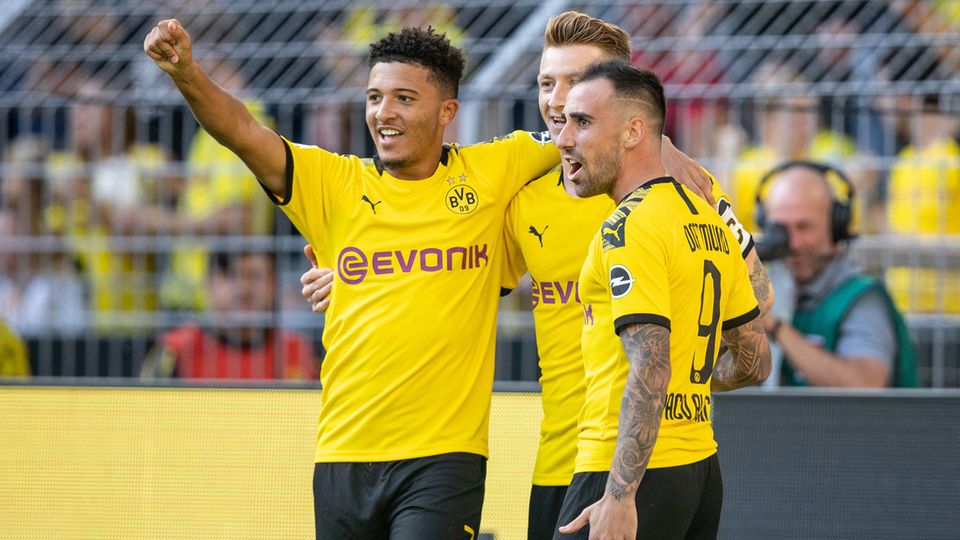 Sancho, Reus und Alcacer (v. l.) bejubeln einen wunderschön herausgespielten BVB-Treffer zum 2:0 gegen Leverkusen Sancho, Reus und Alcacer (v. l.) bejubeln einen wunderschön herausgespielten BVB-Treffer zum 2:0 gegen Leverkusen