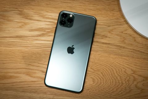 Das aktuelle iPhone 11 Pro Max wird kabellos oder mit einem Lightning-Stecker aufgeladen.