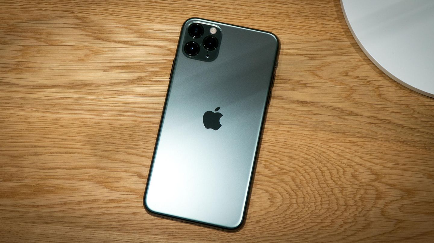 Das aktuelle iPhone 11 Pro Max wird kabellos oder mit einem Lightning-Stecker aufgeladen.