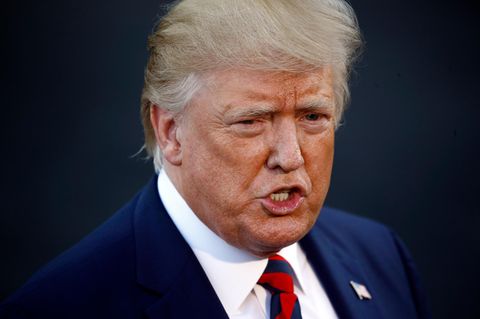 Donald Trump, Präsident der USA, spricht auf dem Südrasen des Weißen Hauses mit Journalisten