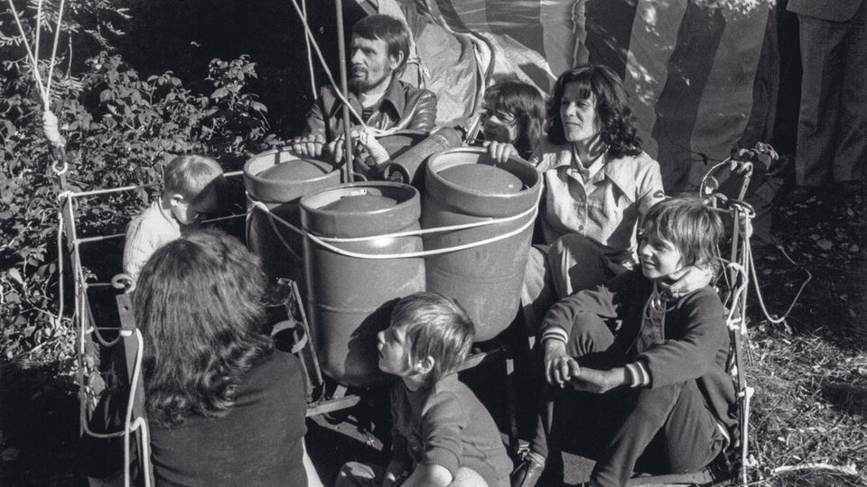 Ballonflucht aus der DDR Die Aufnahme zeigt das Ehepaar Stelzyk und Petra Wetzel mit Kindern kurz nach der Landung bei Naila