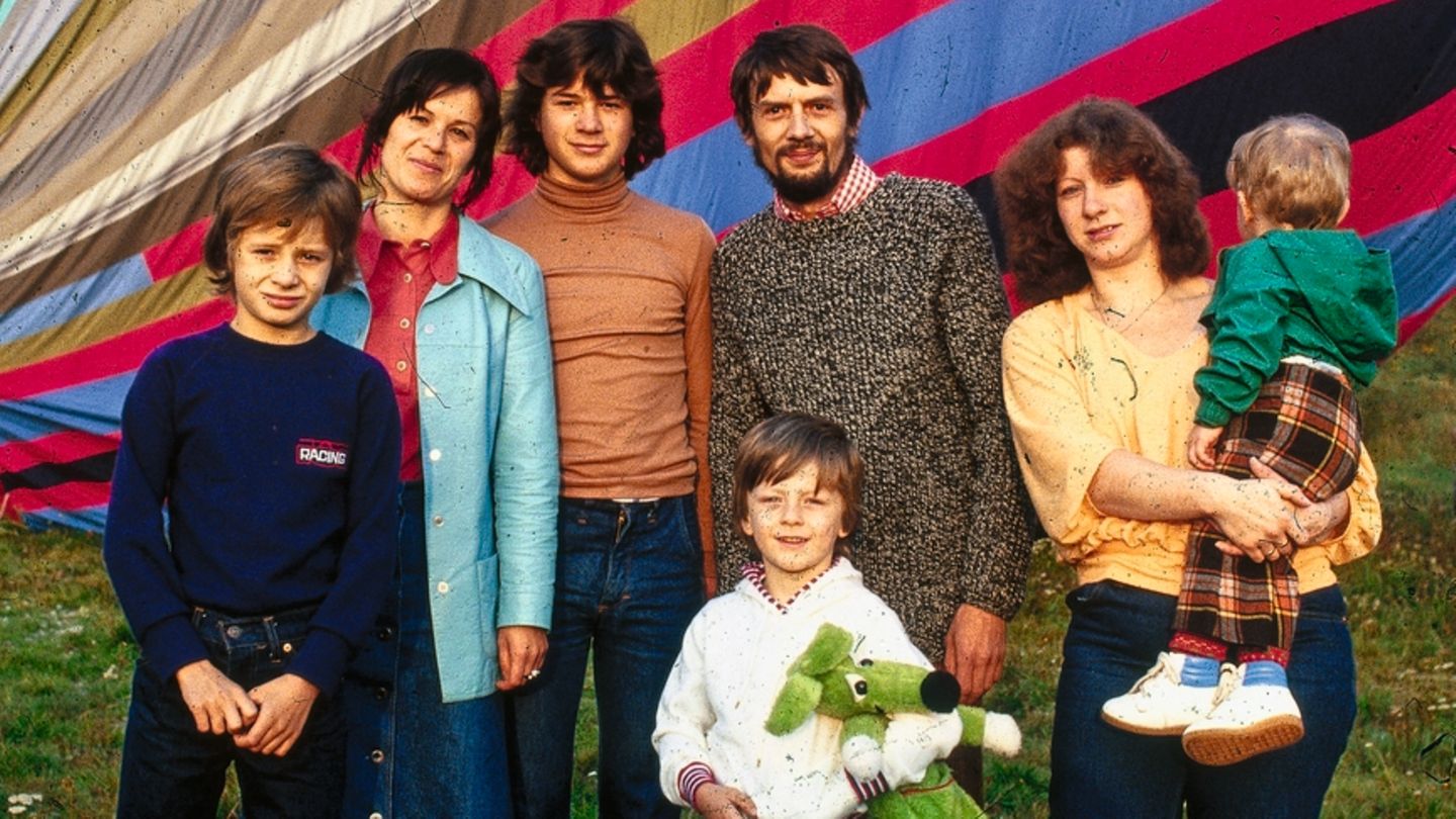 Familie Strelzyk und Wetzel mit ihrem Ballon