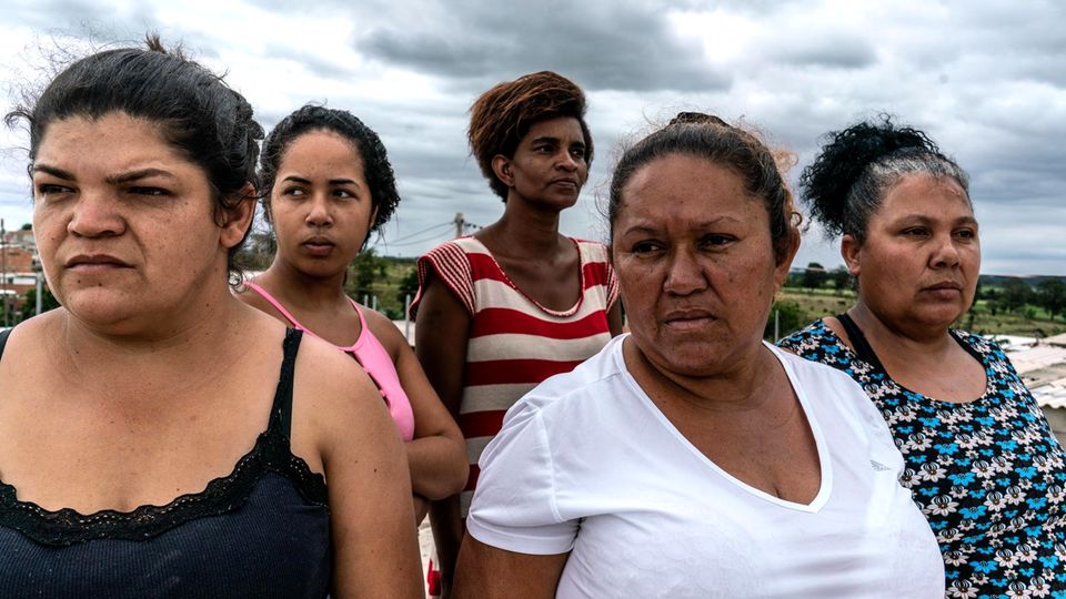 In der Favela Menino Chorão haben Frauen die Macht übernommen, angeführt von Dona Carmen (weißes T-Shirt)