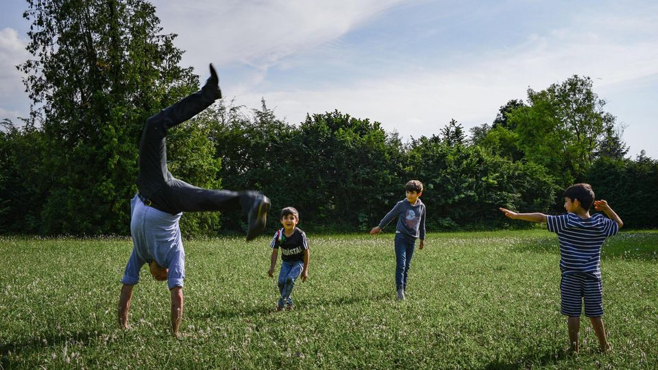 Dr. Andreas Gammel spielt mit den Kindern auf dem Rasenstück vor dem Flüchtlingsheim in Konstanz Dr. Andreas Gammel spielt mit den Kindern auf dem Rasenstück vor dem Flüchtlingsheim in Konstanz.