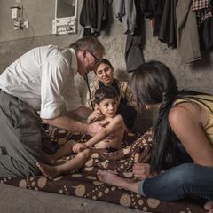 Mit einem Stethoskop horcht Doktor Gammel Khairis Organe ab