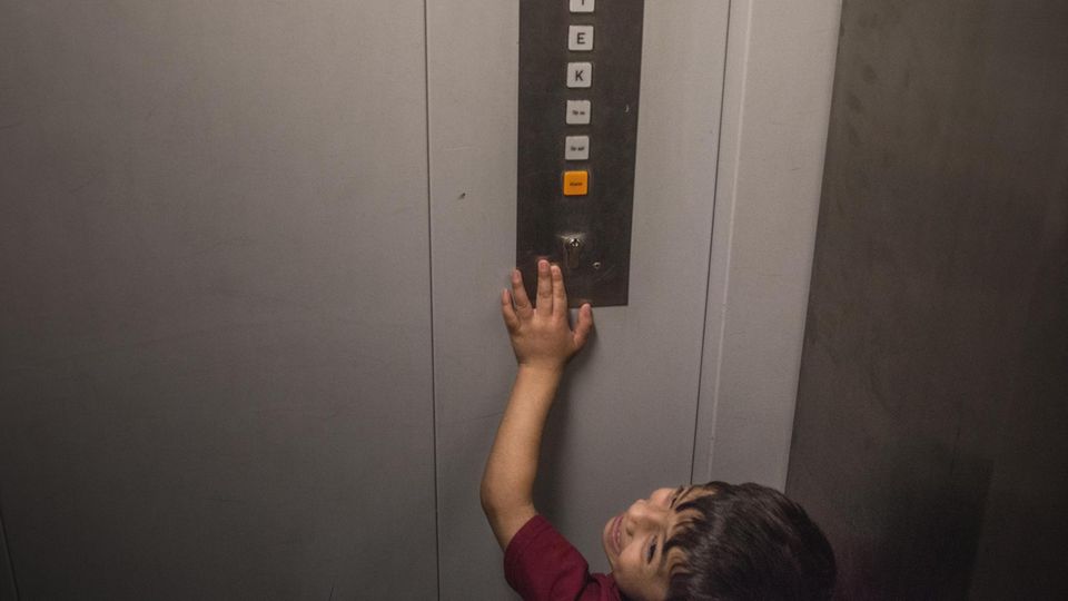 Khairi im Fahrstuhl auf dem Weg zur Psychologin in Nürnberg