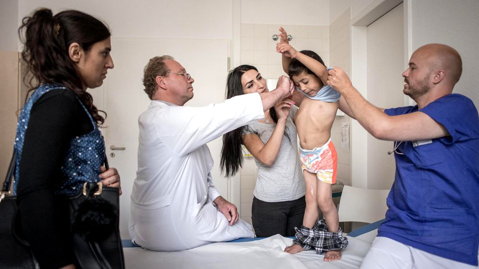 "Mensch, Kleiner, was haben sie nur mit dir gemacht", sagt der Chefarzt der Klinik, als er Khairi das erste Mal untersucht.