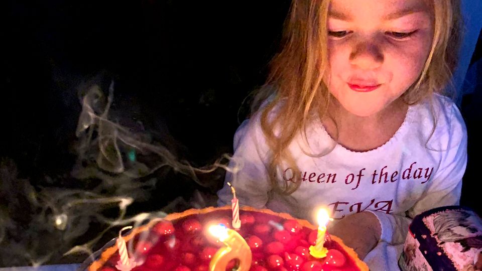 Mit Torte, Kerzen und Geschenken feiert die schwerkranke Eva ihren sechsten Geburtstag
