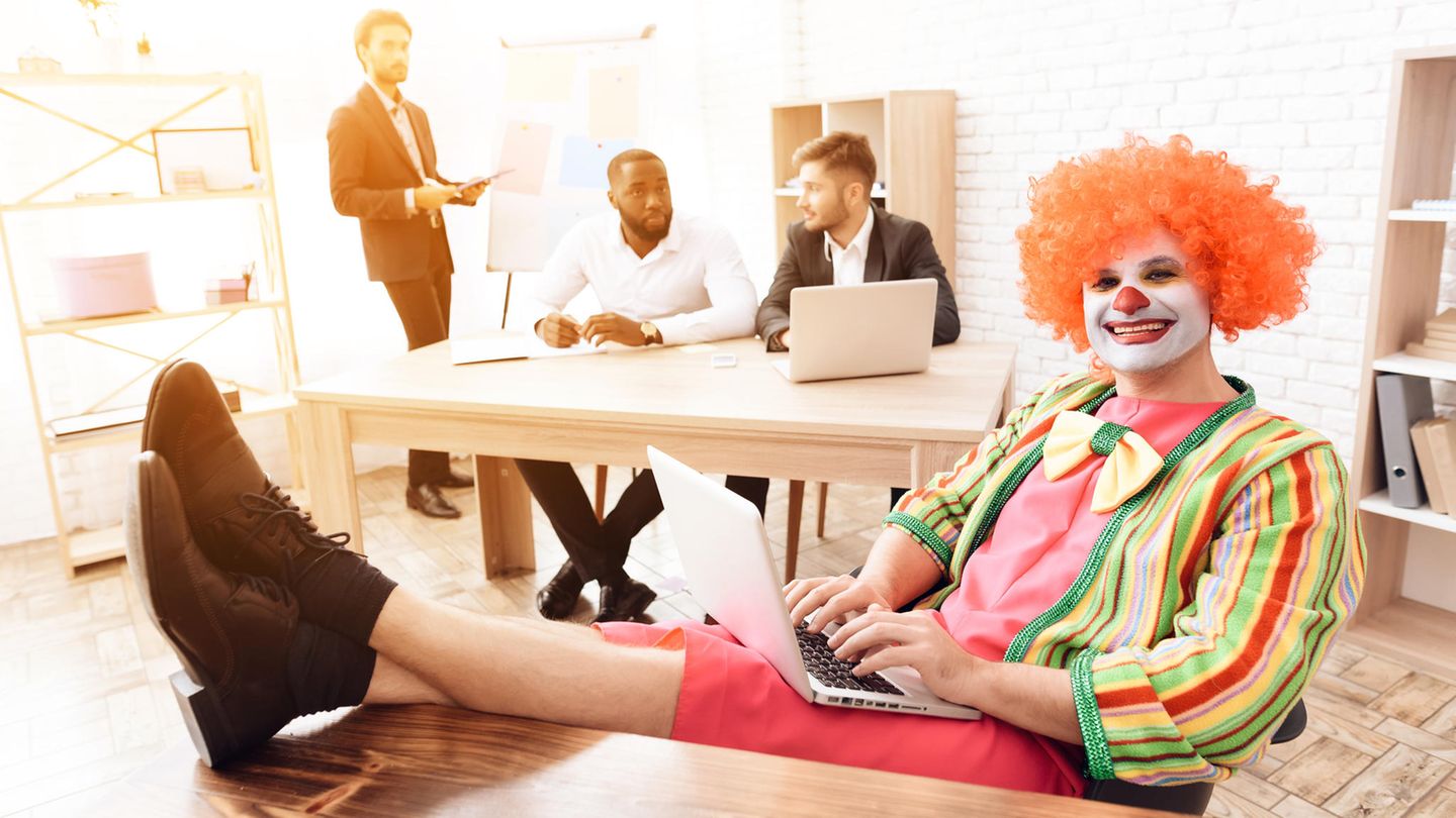 Ein Clown sitzt im Büro