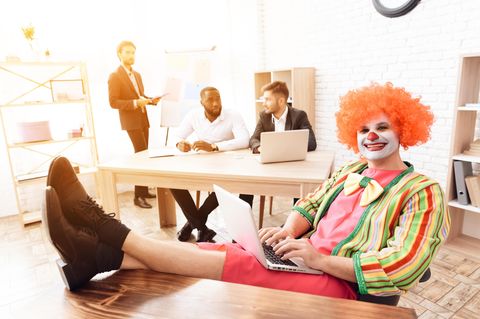 Ein Clown sitzt im Büro