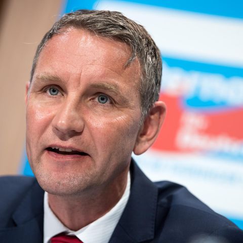 Björn Höcke vor dem Logo der AfD