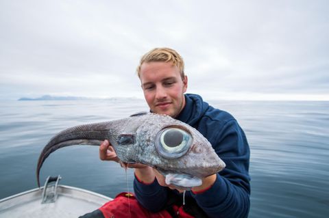 Fischer Oscar hält einen Fisch mit riesigen Glubschaugen in den Händen