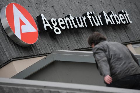 Ein Mann ist auf dem Weg zur Agentur für Arbeit