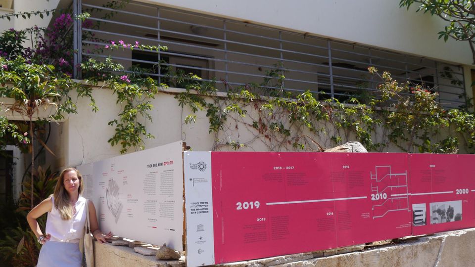 Deutsch-israelisches Projekt: Sharon Golan Yaron, in Deutschland geborene Architektin und Programmdirektorin des Zentrums "Weiße Stadt", steht vor dem Max-Liebling-Haus in Tel Aviv. Sharon Golan Yaron, in Deutschland geborene Architektin und Programmdirektorin des Zentrums "Weiße Stadt", steht vor dem Max-Liebling-Haus in Tel Aviv.