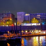 Deutlich heller die Aufnahme des iPhone 11. Hier kann man noch fast alle Details erkennen, etwa das Banner, auf dem "Flussschifferkirche" steht. Die Lichtstimmung ist völlig anders als auf dem iPhone XS.