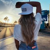 Model vor Sonnenuntergang mit weißer Cap