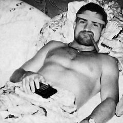 Attila Ambrus in einem Bett