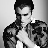 Baptiste Giabiconi war eine von Lagerfelds Musen. Als eines der wenigen Männermodels präsentierte der Franzose auch seine Chanel-Kollektionen auf dem Laufesteg. 2009 fotografierte der Modeschöpfer das Model für die "Vogue".