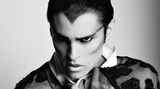 Baptiste Giabiconi war eine von Lagerfelds Musen. Als eines der wenigen Männermodels präsentierte der Franzose auch seine Chanel-Kollektionen auf dem Laufesteg. 2009 fotografierte der Modeschöpfer das Model für die "Vogue".