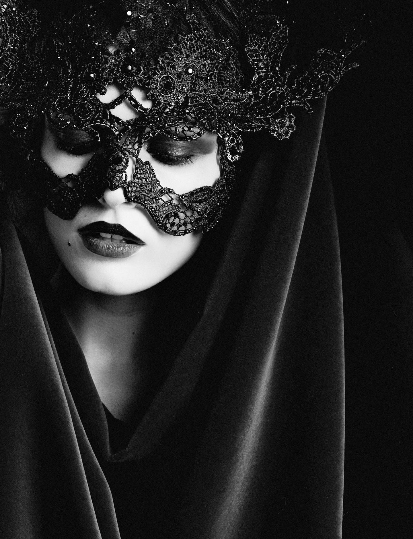 Загадочная маска. Девушка в маске. Девушка в черной маске. Левушка в черноц масее. Красивая девушка в маске.