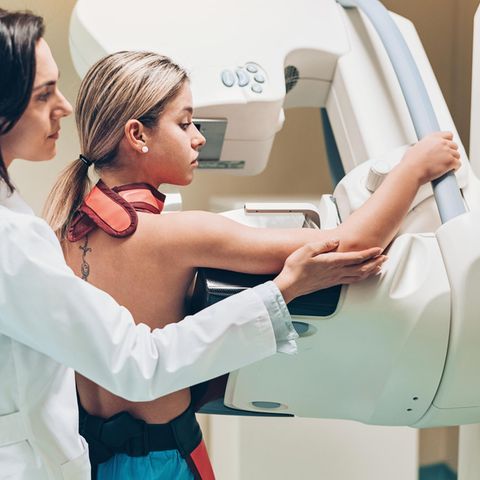 Früherkennung von Krebs: Eine Frau nimmt an einem Mammographie-Screening teil